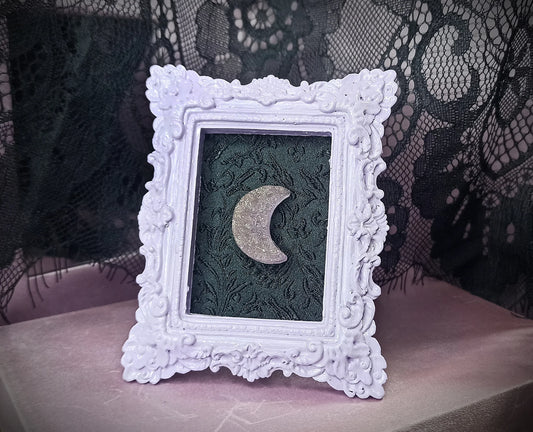 Cadre décoratif pastel goth violet et noir avec lune violette fait main