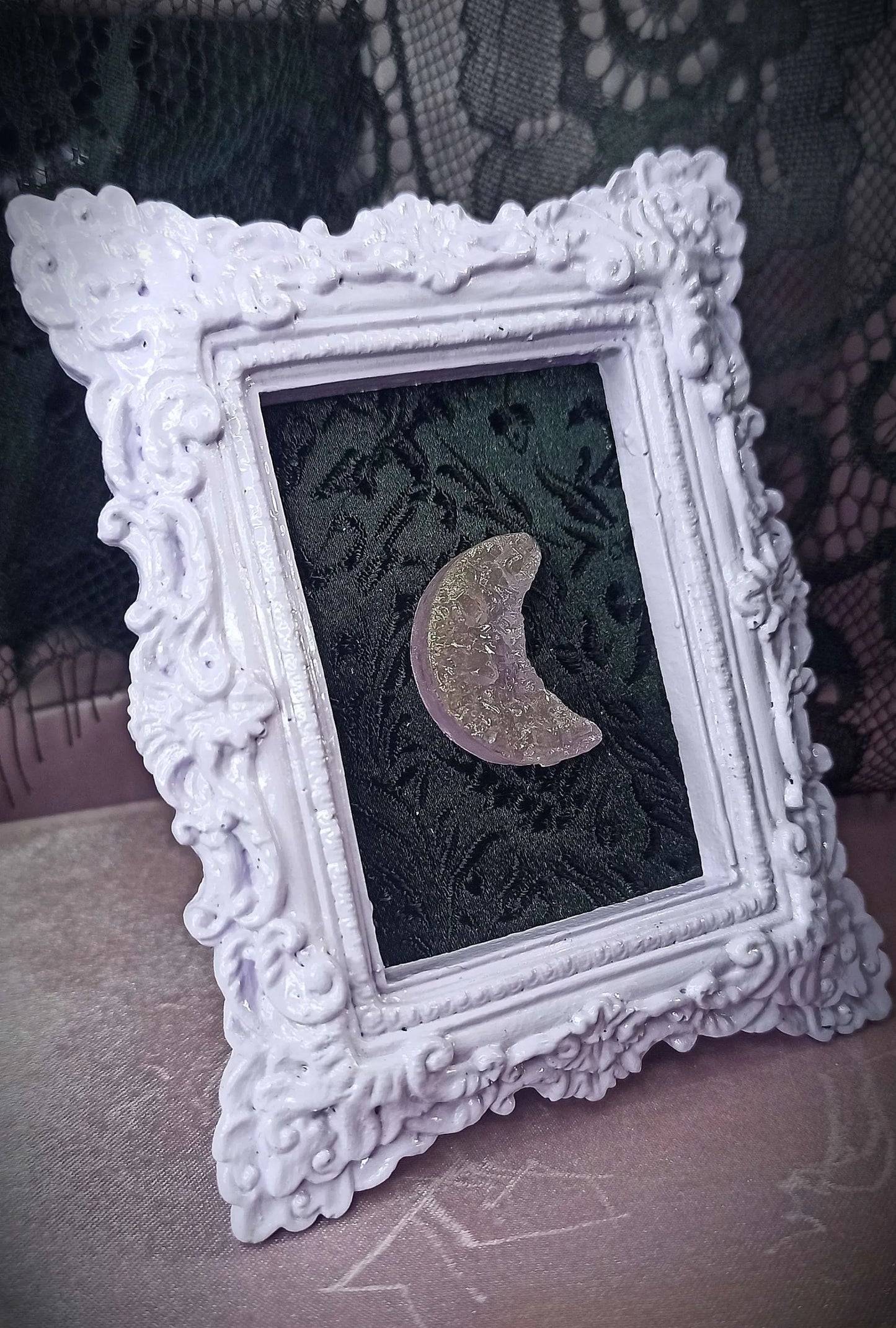 Cadre décoratif pastel goth violet et noir avec lune violette fait main