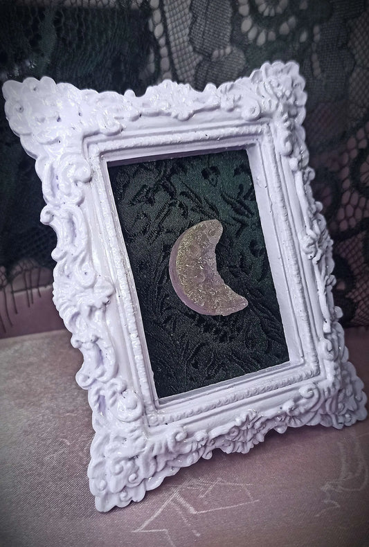 Cadre décoratif pastel goth violet et noir avec lune violette fait main