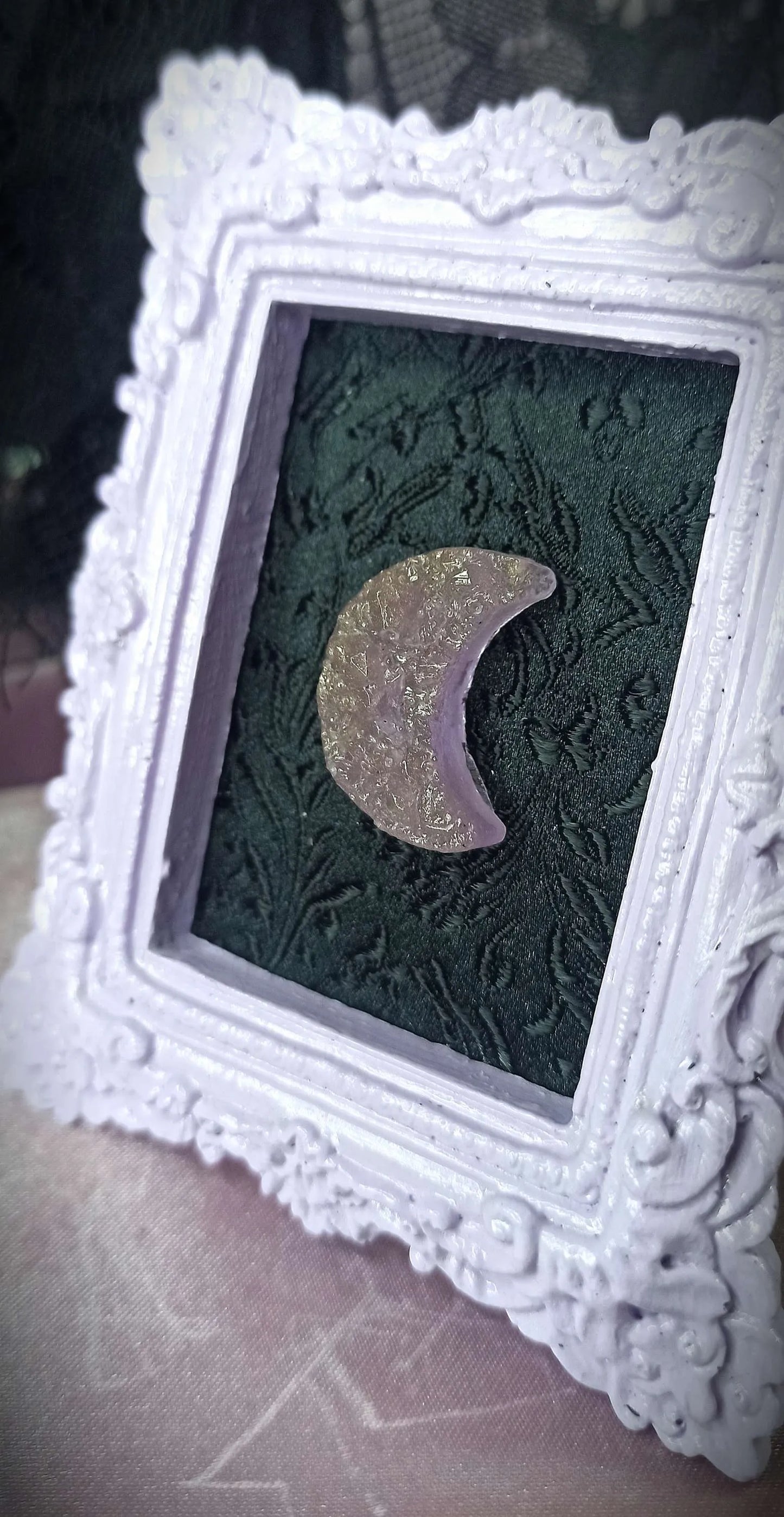 Cadre décoratif pastel goth violet et noir avec lune violette fait main