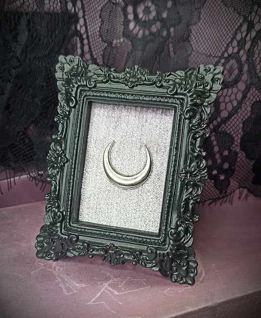 Cadre décoratif pastel gothique noir et violet avec lune argentée fait main