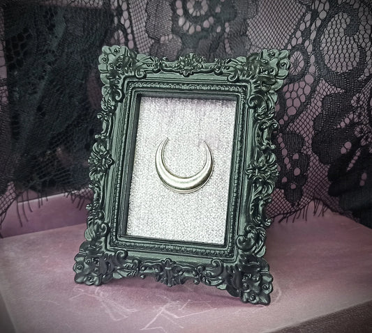 Cadre décoratif pastel gothique noir et violet avec lune argentée fait main