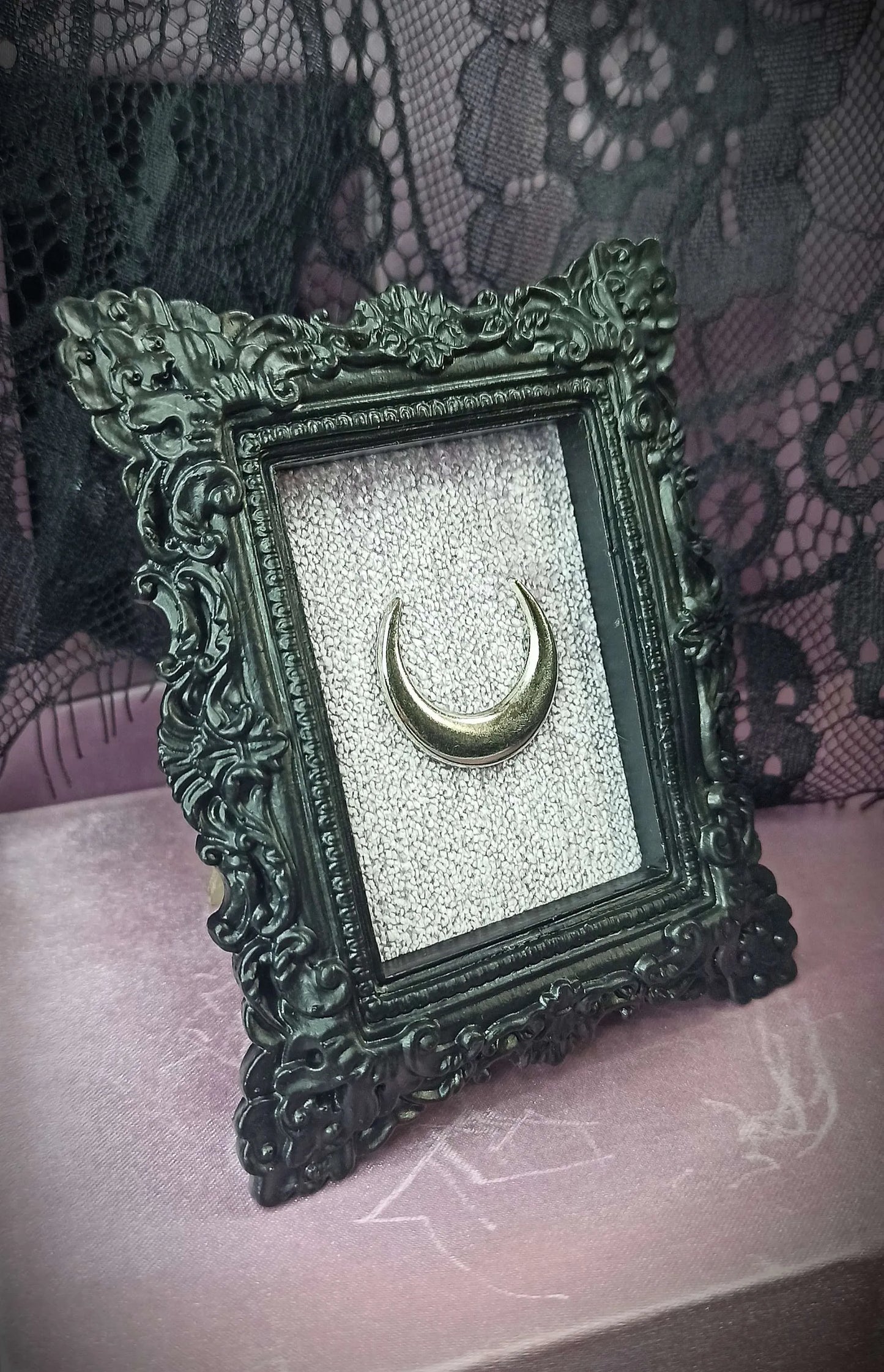 Cadre décoratif pastel gothique noir et violet avec lune argentée fait main
