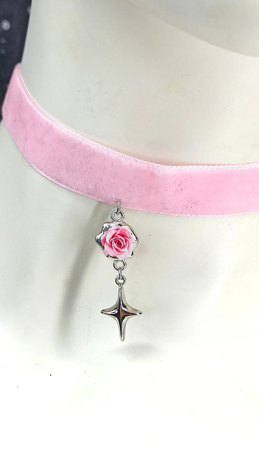 Ras de cou kawaii en velours rose avec rose et étoile "Rose Star" artisanal