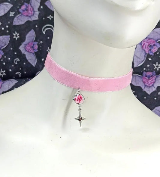Ras de cou kawaii en velours rose avec rose et étoile "Rose Star" artisanal