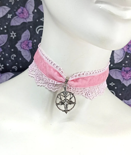 Ras de cou pastel goth velours et dentelle rose avec baphomet "Sweet Baphomet" fait main