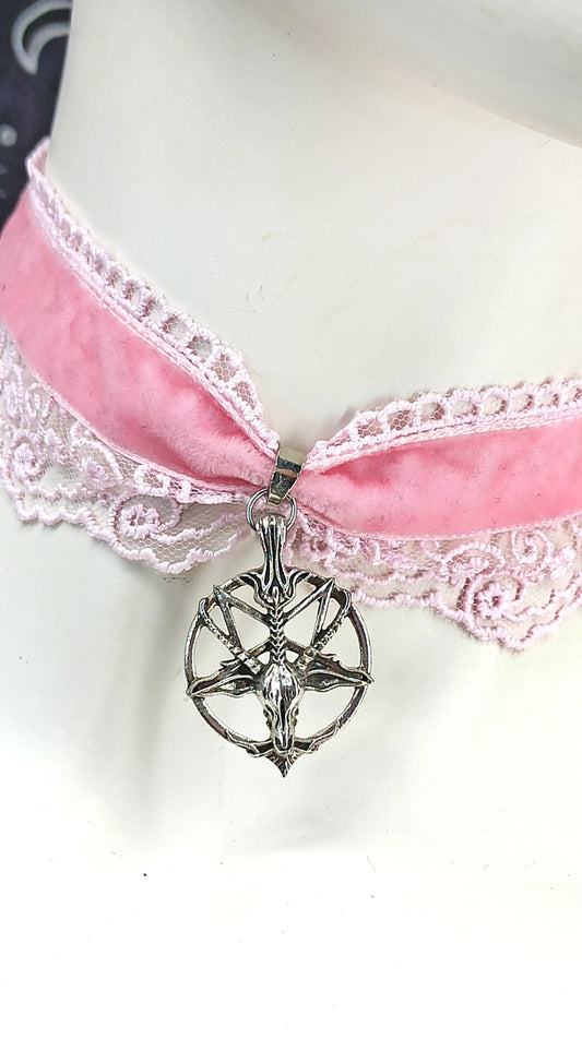 Ras de cou pastel goth velours et dentelle rose avec baphomet "Sweet Baphomet" fait main