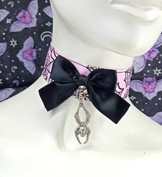 Ras de cou pastel goth rose et noir avec noeud et araignée "Spider Web" fait main