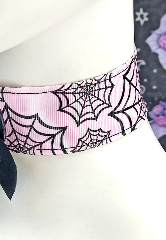Ras de cou pastel goth rose et noir avec noeud et araignée "Spider Web" fait main