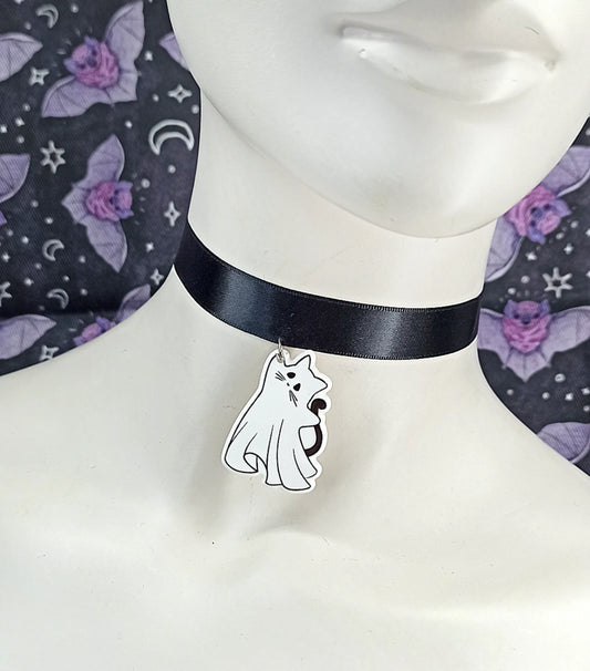 Ras de cou pastel goth "Ghost Cat" – Ras de cou en satin noir avec pendentif chat fantôme