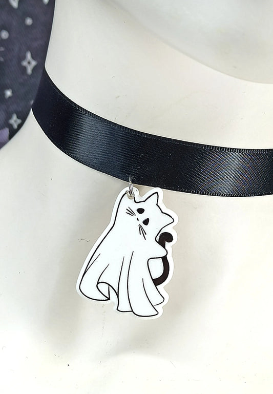 Ras de cou pastel goth "Ghost Cat" – Ras de cou en satin noir avec pendentif chat fantôme
