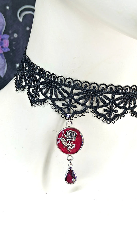 Ras de cou gothique "Bordeaux Rose" – Collier en dentelle noire avec rose et perle bordeaux fait main