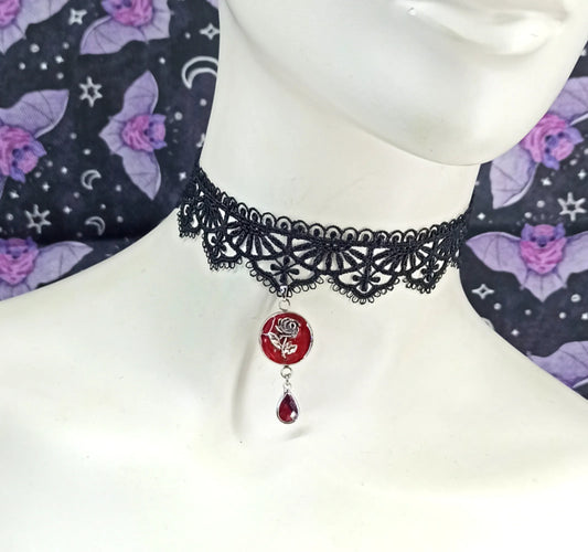 Ras de cou gothique "Bordeaux Rose" – Collier en dentelle noire avec rose et perle bordeaux fait main