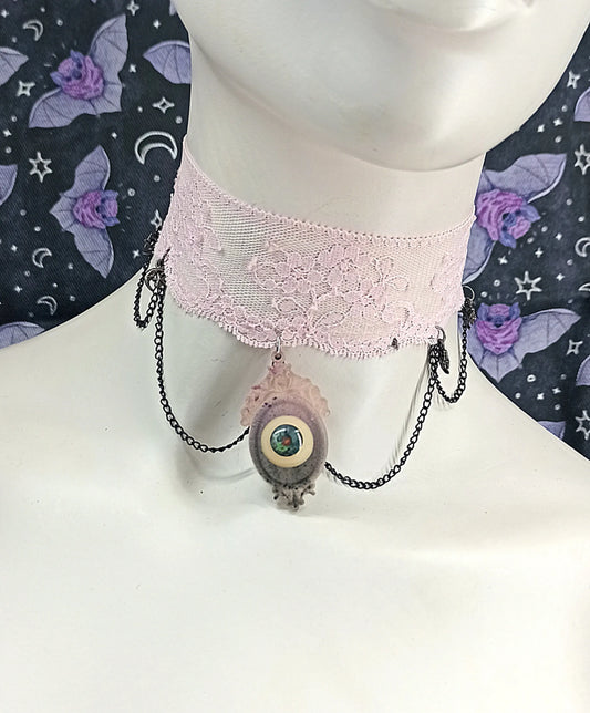 Ras de cou pastel goth oeil en dentelle rose et chaines "See you" fait main