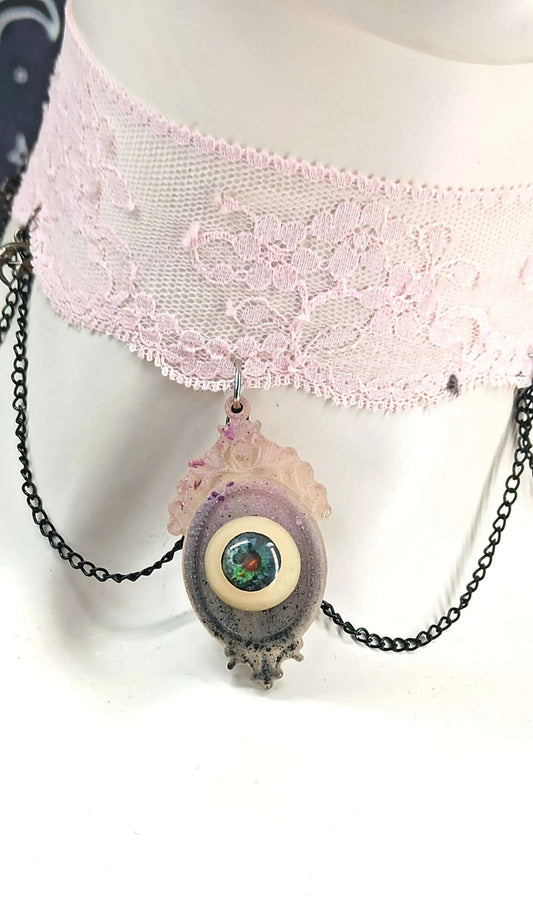 Ras de cou pastel goth oeil en dentelle rose et chaines "See you" fait main