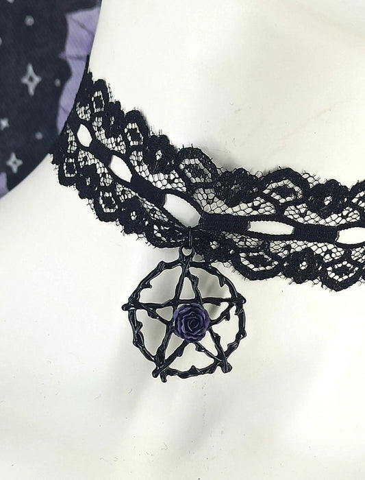 Ras de cou gothique noir en dentelle avec pentacle witchy et rose violette – Fait main, pièce unique
