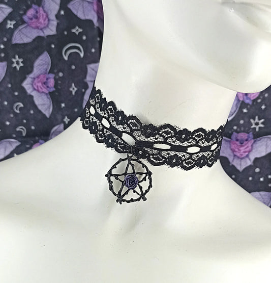 Ras de cou gothique noir en dentelle avec pentacle witchy et rose violette – Fait main, pièce unique