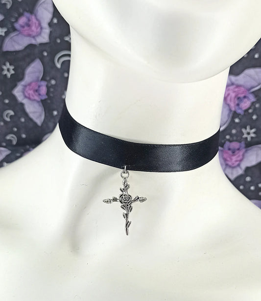 Ras de cou gothique en satin noir avec croix et rose centrale – fait main, pièce unique