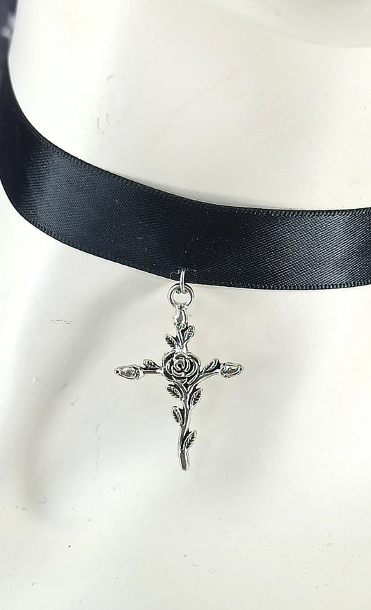 Ras de cou gothique en satin noir avec croix et rose centrale – fait main, pièce unique