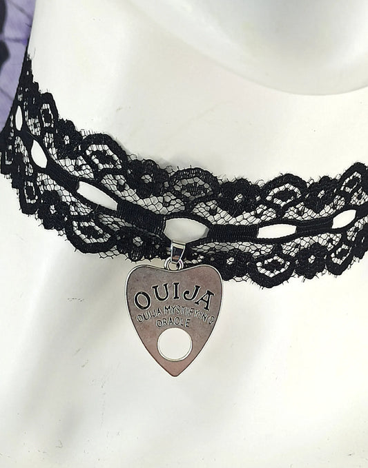 Ras de cou gothique en dentelle noire avec pendentif ouija – tour de cou witchy fait main