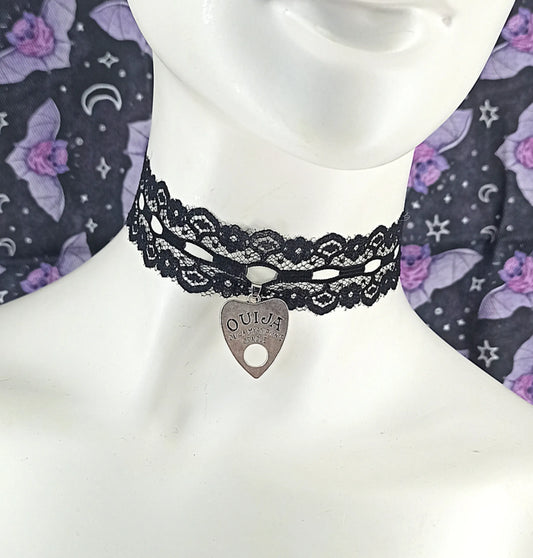 Ras de cou gothique en dentelle noire avec pendentif ouija – tour de cou witchy fait main