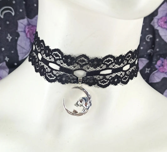 Ras de cou gothique en dentelle noire avec croissant de lune effrayant – Fait main