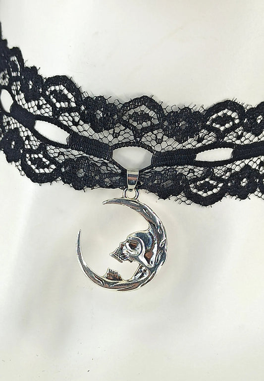 Ras de cou gothique en dentelle noire avec croissant de lune effrayant – Fait main