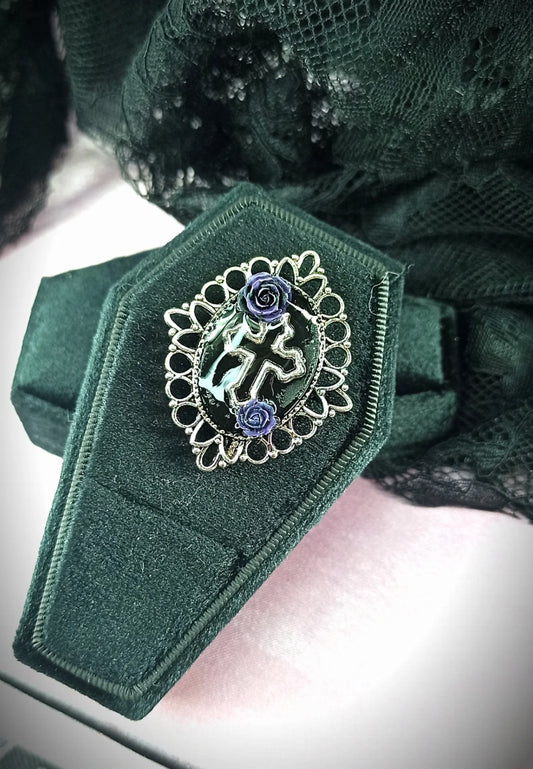Bague gothique artisanale ajustable ornée de roses sculptées et d'une croix gothique. Bijou original fait main
