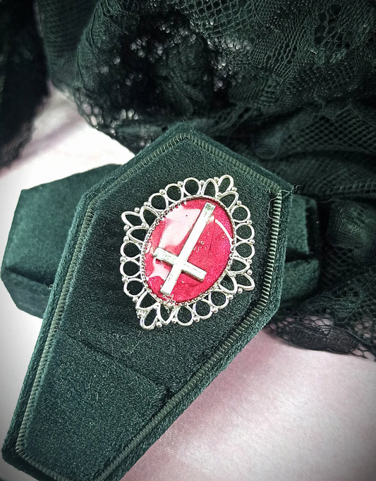 Bague gothique ajustable – Croix inversée sur fond bordeaux vampire