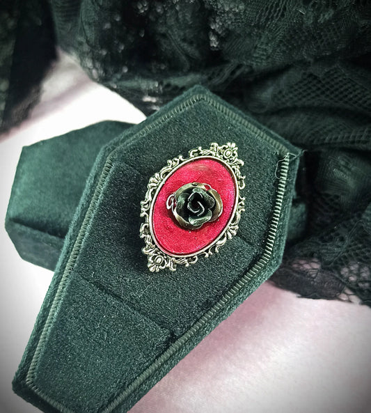 Bague gothique réglable – Rose noire sur fond bordeaux fait main