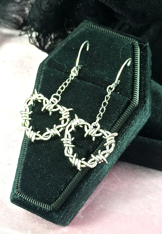 Boucles d’oreilles cœur barbelé avec chaînettes, style pastel goth. Bijou fait main, original et unique