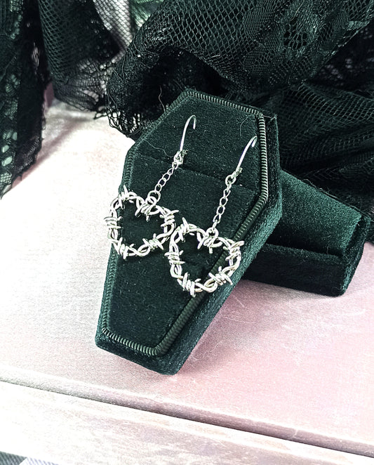 Boucles d’oreilles cœur barbelé avec chaînettes, style pastel goth. Bijou fait main, original et unique