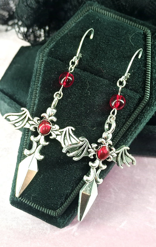 Boucles d’oreilles gothiques artisanales épée démoniaque & pierre rouge