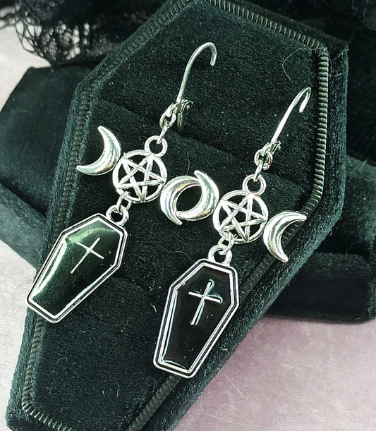 Boucles d’oreilles gothique romantique cercueil noir & triple lune pentacle – Bijou artisanal fait main