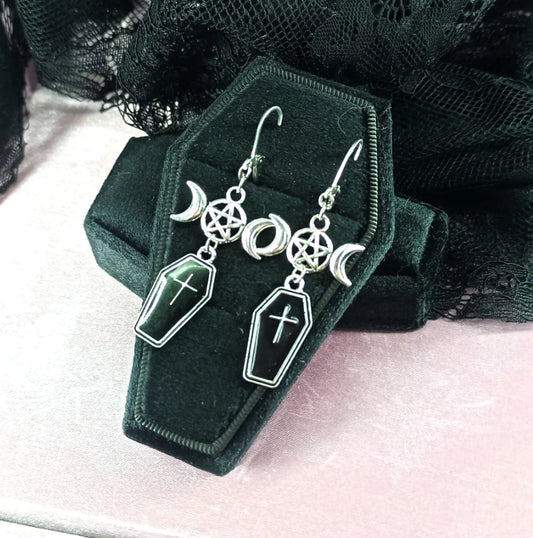Boucles d’oreilles gothique romantique cercueil noir & triple lune pentacle – Bijou artisanal fait main