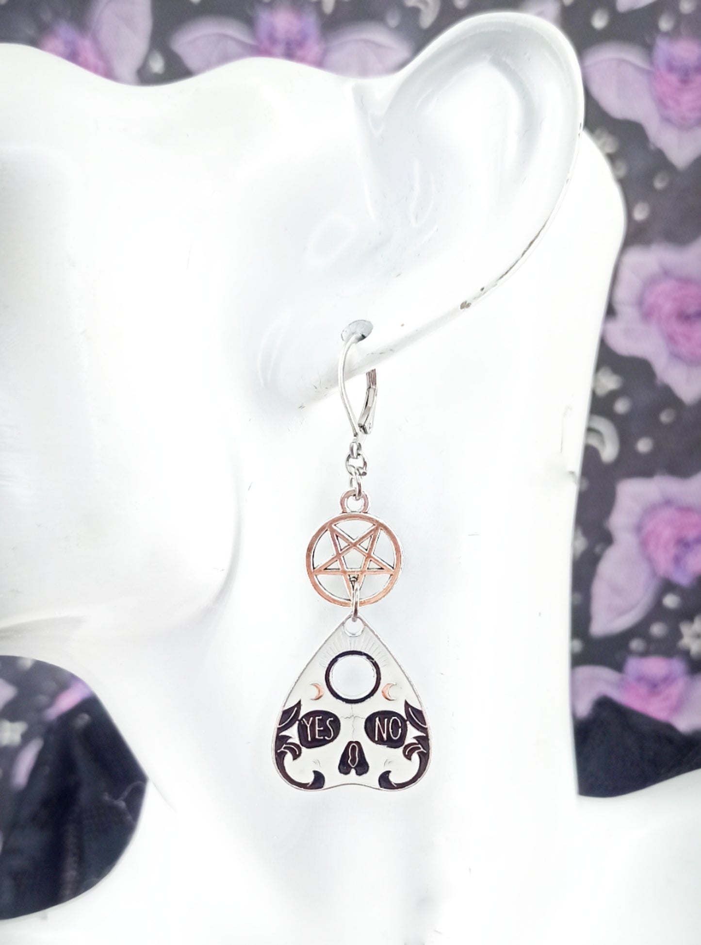 Boucles d’oreilles gothique planche Ouija noire et blanche avec pentacle – Bijou artisanal mystérieux