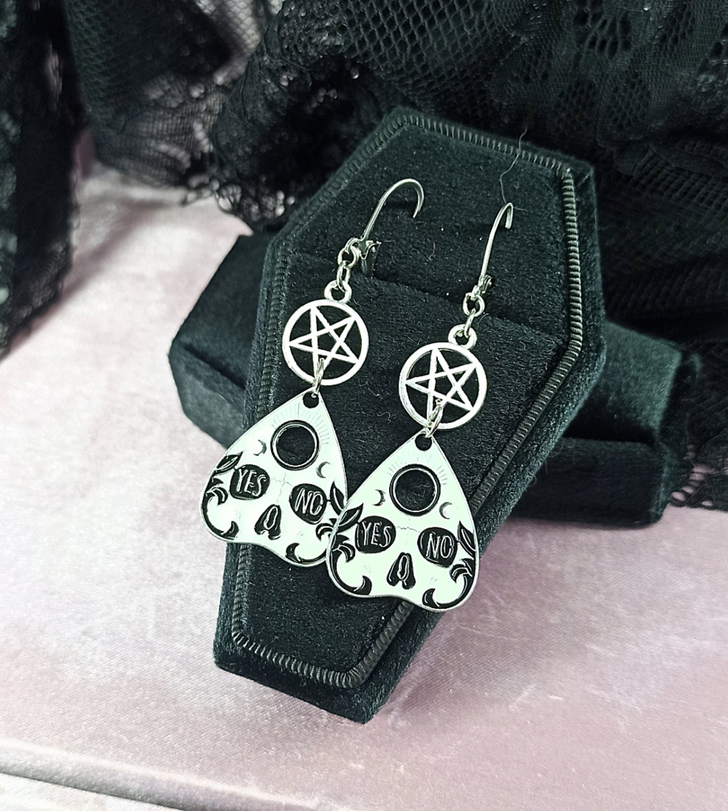 Boucles d’oreilles gothique planche Ouija noire et blanche avec pentacle – Bijou artisanal mystérieux