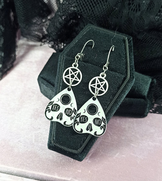 Boucles d’oreilles gothique planche Ouija noire et blanche avec pentacle – Bijou artisanal mystérieux