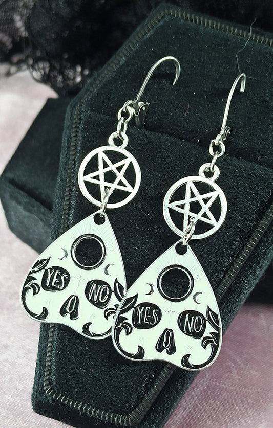 Boucles d’oreilles gothique planche Ouija noire et blanche avec pentacle – Bijou artisanal mystérieux