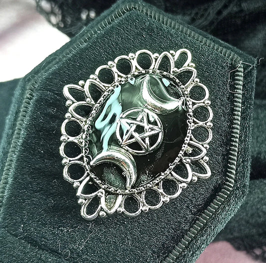 Bague gothique artisanale ajustable ornée d’un charm triple lune et pentacle figé dans de la résine