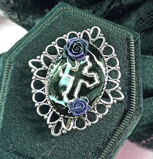 Bague gothique artisanale ajustable ornée de roses sculptées et d'une croix gothique. Bijou original fait main
