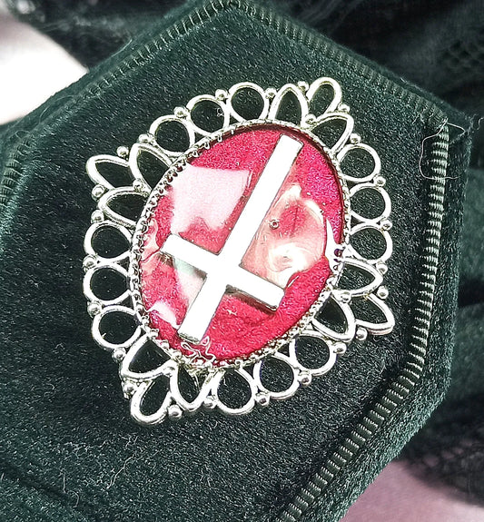 Bague gothique ajustable – Croix inversée sur fond bordeaux vampire