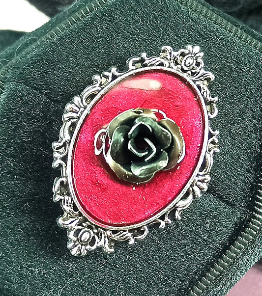 Bague gothique réglable – Rose noire sur fond bordeaux fait main