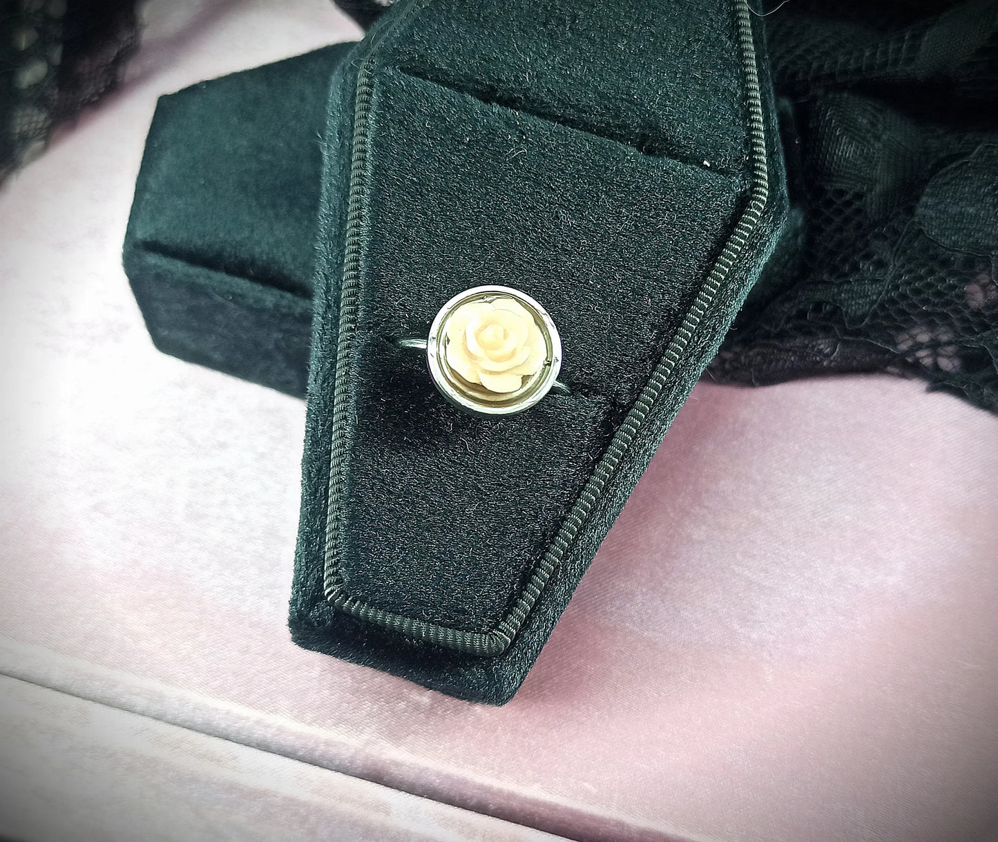Bague kawaii réglable avec rose écrue sculptée. Bijou fait main, romantique et unique