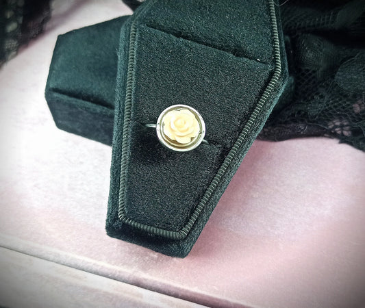 Bague kawaii réglable avec rose écrue sculptée. Bijou fait main, romantique et unique