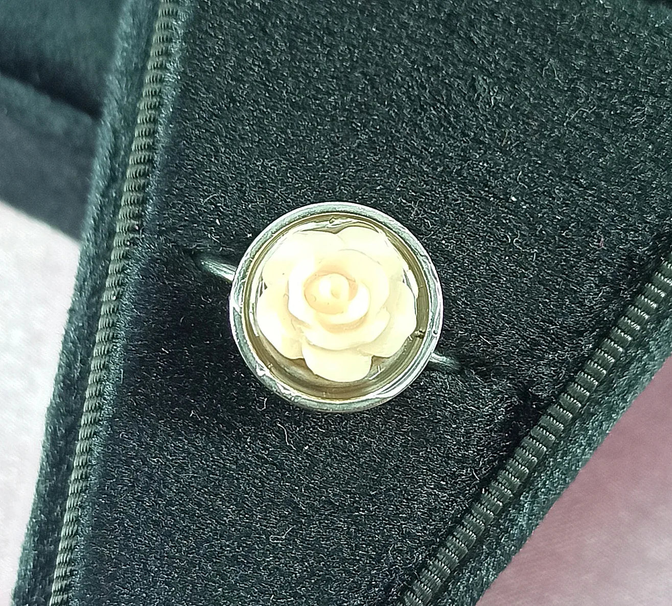 Bague kawaii réglable avec rose écrue sculptée. Bijou fait main, romantique et unique