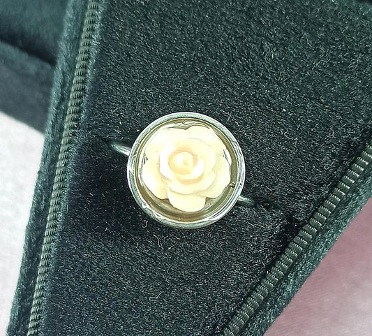 Bague kawaii réglable avec rose écrue sculptée. Bijou fait main, romantique et unique
