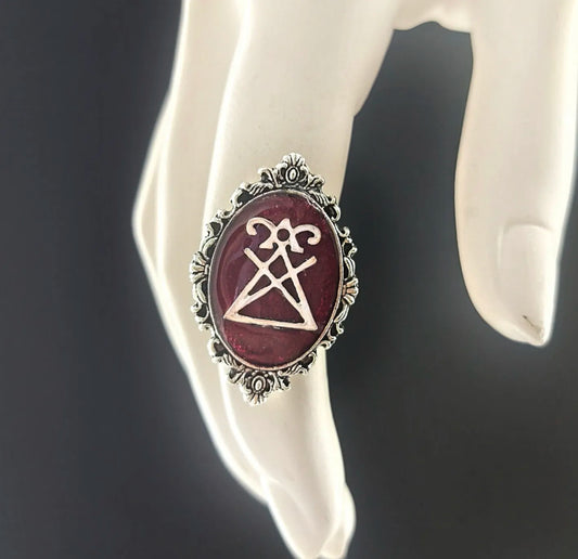 Bague gothique fait main réglable "Burgundy Evil" – Croix satanique & fond bordeaux