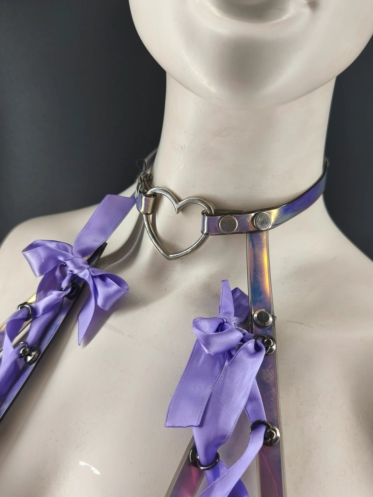 Harnais soutien-gorge PVC holographique noir & violet avec choker cœur – pastel goth / cyber goth fait main