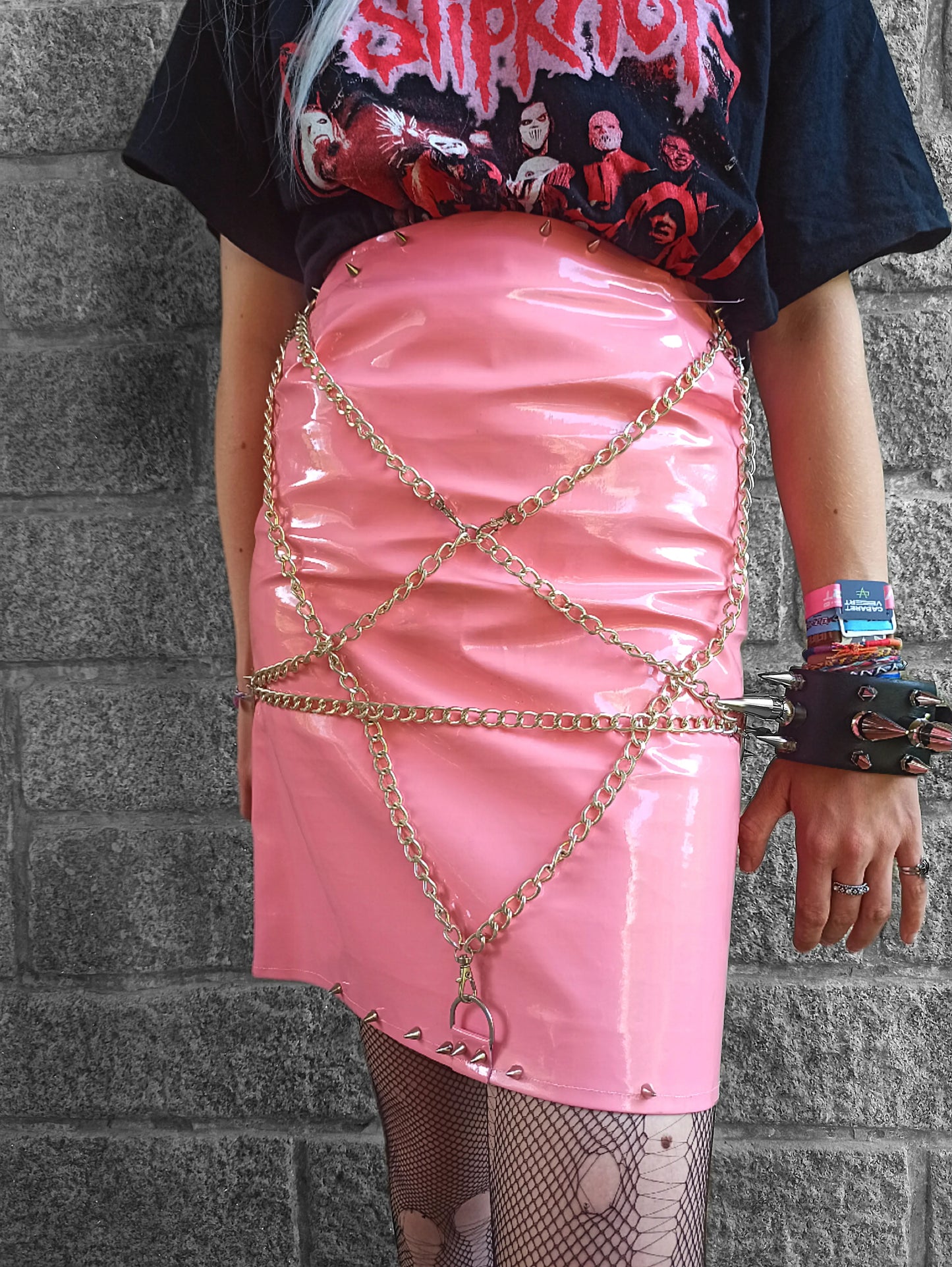 Jupe droite en cuir rose pastel gothique, pentagramme métallique en chaînes, D-rings, clous, patchs